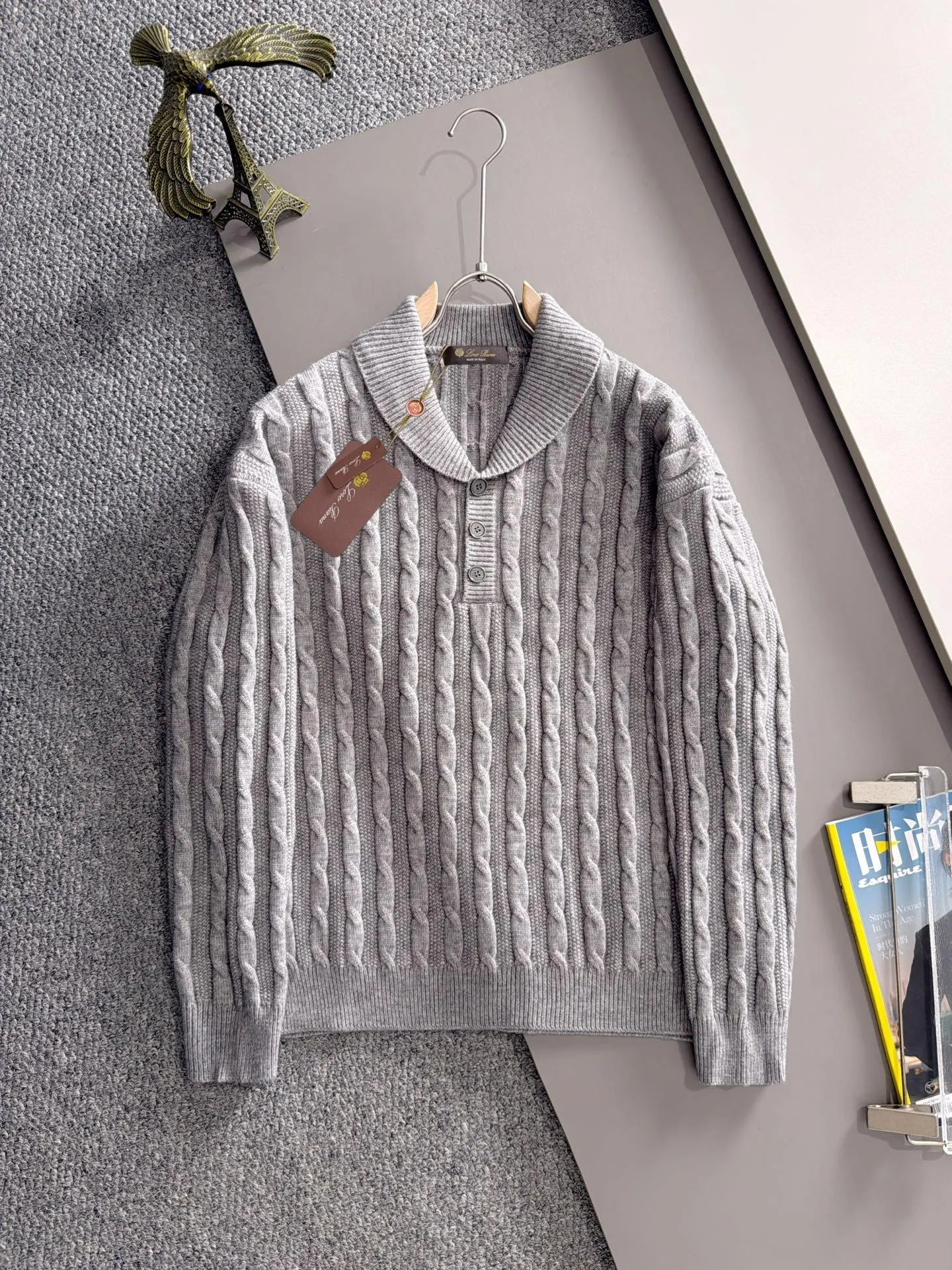 LP Loro Piana's latest sweaters from the official website for fall and winter 2026 are now on sale at the counter for Hot Sale! Specially made of wool blended fabric. It feels comfortable and can be directly in contact with the skin. The logo badge is exquisitely embroidered, which is extremely eye-catching! The details highlight the fashionable charm of big brands. Exquisite workmanship. Three-dimensional cutting style. The wearing effect is invincible and handsome! All three standards are complete! Sizes:M-3XL